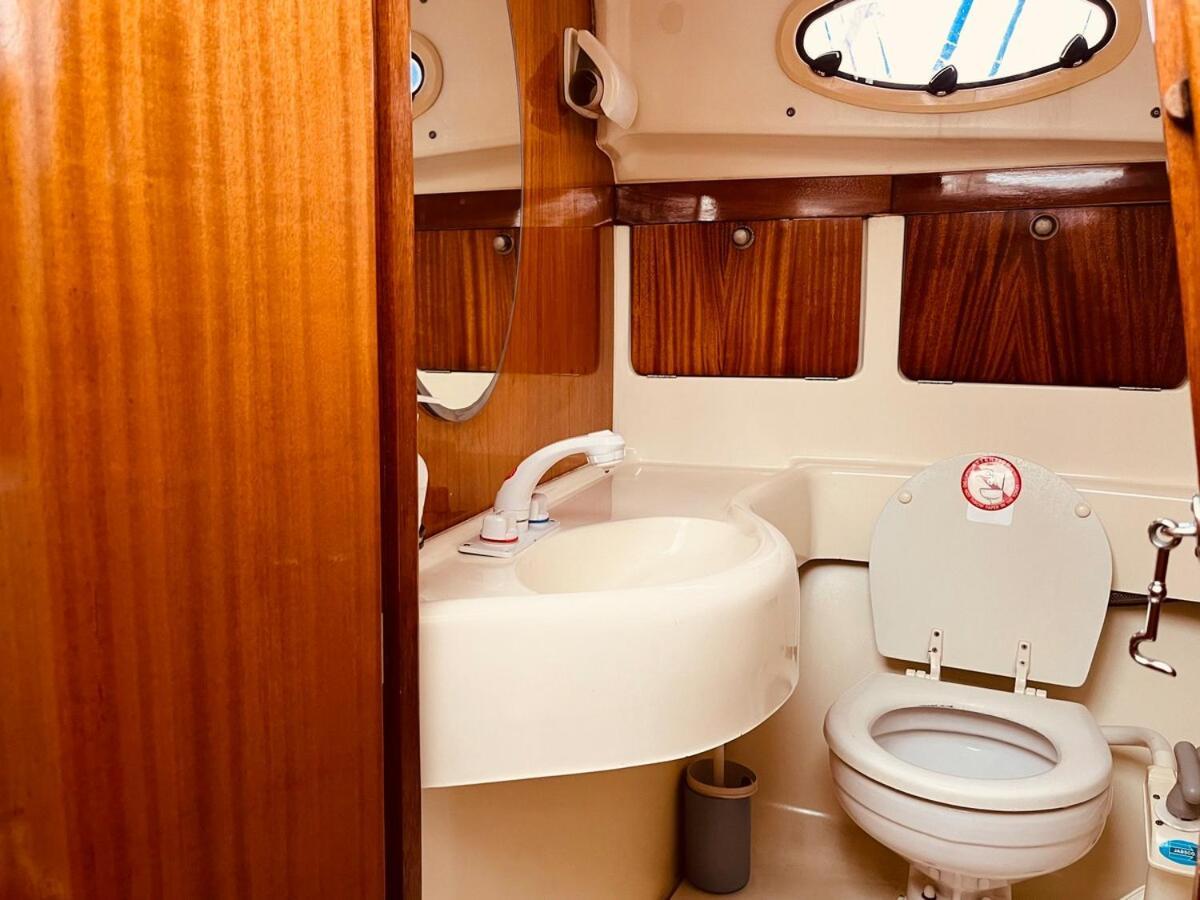 Hotel en barco Ero- A Floating Escape In