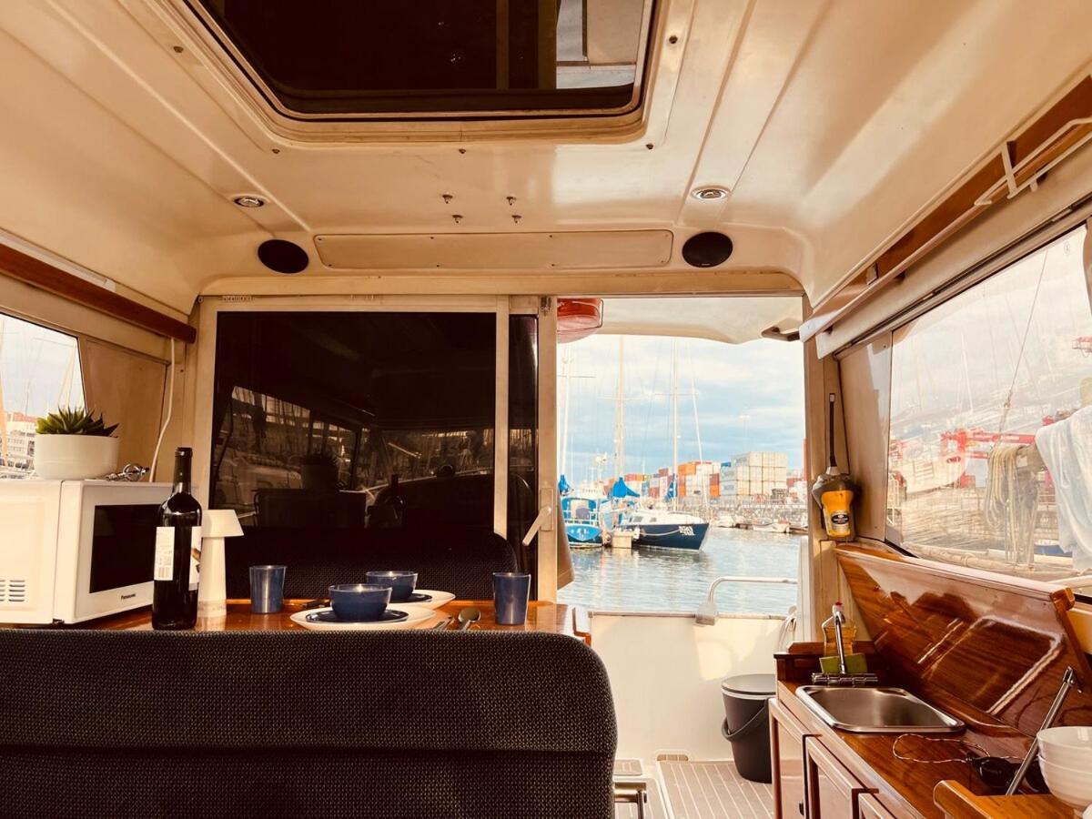 Hotel en barco Ero- A Floating Escape In