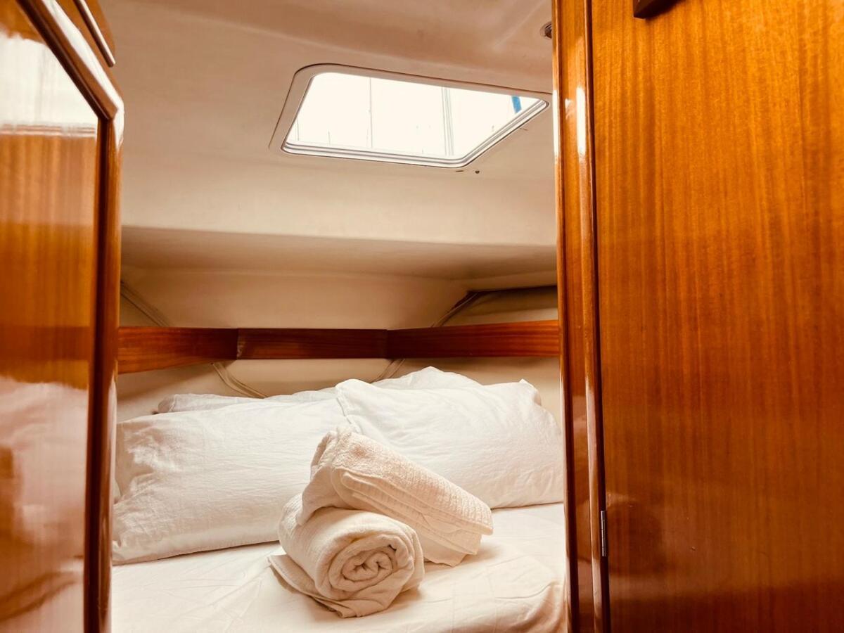 Ero- A Floating Escape In Bateau-hôtel *